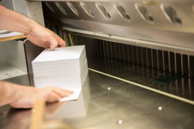 Giyotinle kağıt buduyorum. Matbaa. Kağıt kesme makası.