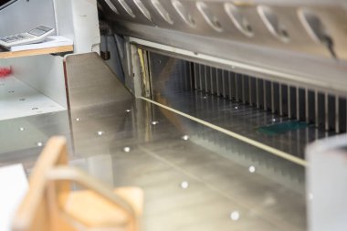 Giyotinle kağıt buduyorum. Matbaa. Kağıt kesme makası.