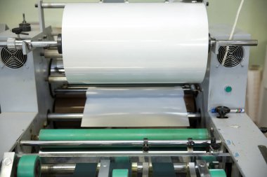 Bir kaplama makinesinin görüntüsü.