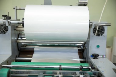 Bir kaplama makinesinin görüntüsü.