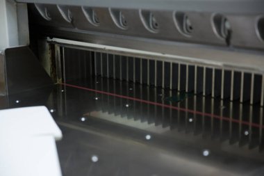 Giyotinle kağıt buduyorum. Matbaa. Kağıt kesme makası.