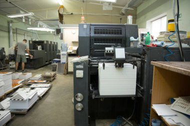 Matbaada kağıt yığını. 