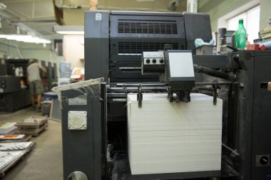 Matbaada kağıt yığını. 