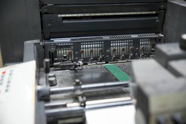 Ofset yazdırma makinesi, ofset yazdırma.