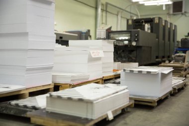 Matbaada kağıt yığını. 