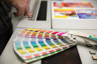 Renk yönetimine basın. Cmyk çizgili hoparlör ve renk paleti.