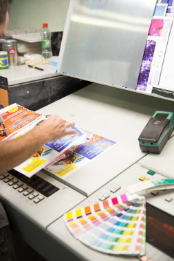 Renk yönetimine basın. Cmyk çizgili hoparlör ve renk paleti.