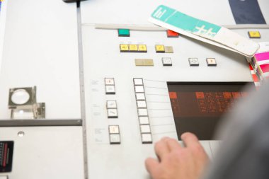 Renk yönetimine basın. Cmyk çizgili hoparlör ve renk paleti.