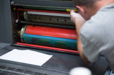 Yazdırma işlemi. Ofset Ink Renk Endüstrisi. Medya Kavramı.