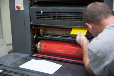Yazdırma işlemi. Ofset Ink Renk Endüstrisi. Medya Kavramı.