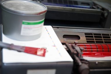 Yazdırma Süreci Yerleşimi Mürekkebi. Renk Endüstrisi. Medya Kavramı.