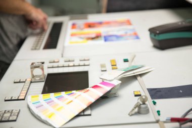 Renk yönetimine basın. Cmyk çizgili hoparlör ve renk paleti.