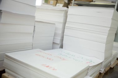 Matbaada kağıt yığını. 