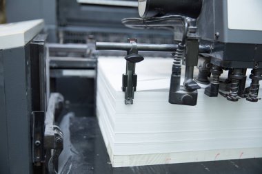 Matbaada kağıt yığını.