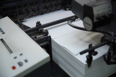 Matbaada kağıt yığını.