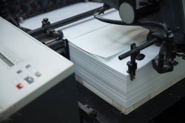 Matbaada kağıt yığını.