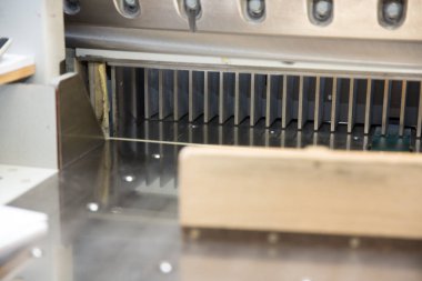 Giyotinle kağıt buduyorum. Matbaa. Kağıt kesme makası.