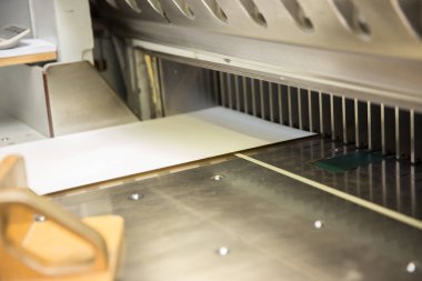 Giyotinle kağıt buduyorum. Matbaa. Kağıt kesme makası.