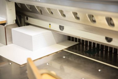 Giyotinle kağıt buduyorum. Matbaa. Kağıt kesme makası.