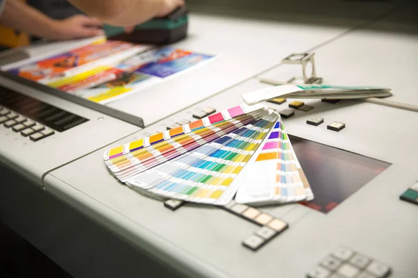 Renk yönetimine basın. Cmyk çizgili hoparlör ve renk paleti.