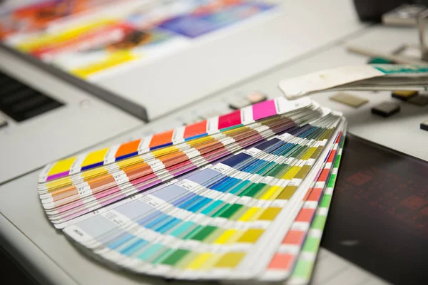 Renk yönetimine basın. Cmyk çizgili hoparlör ve renk paleti.