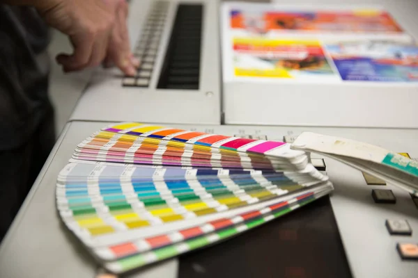 Renk yönetimine basın. Cmyk çizgili hoparlör ve renk paleti.