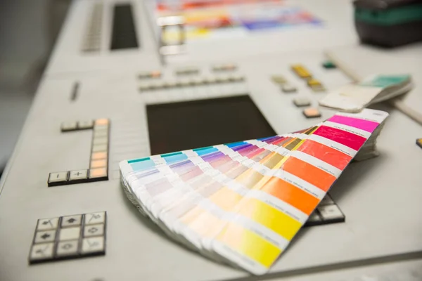 Renk yönetimine basın. Cmyk çizgili hoparlör ve renk paleti.