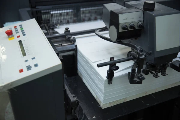 Papierstapel Einer Druckerpresse — Stockfoto