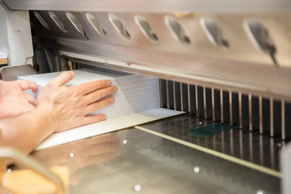 Papierschnitt Auf Einer Guillotine Druckerei Cutter Zum Schneiden Von Papier — Stockfoto