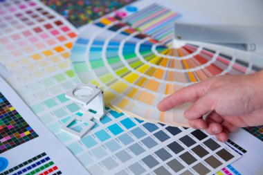 Renk yönetimine basın. Cmyk çizgili hoparlör ve renk paletleri. Ticari baskı.