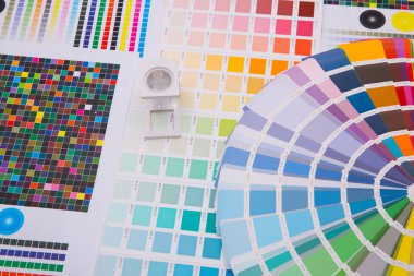 Renk yönetimine basın. Cmyk çizgili hoparlör ve renk paletleri. Ticari baskı.