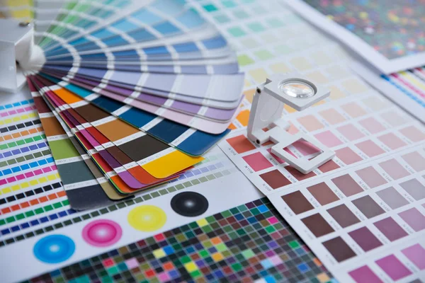 Renk yönetimine basın. Cmyk çizgili hoparlör ve renk paletleri. Ticari baskı.