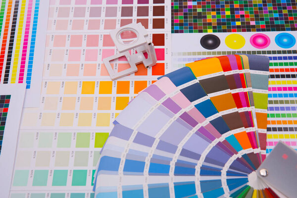 Press color management. Cmyk stripe loupe and color palettes. Commercial printing.