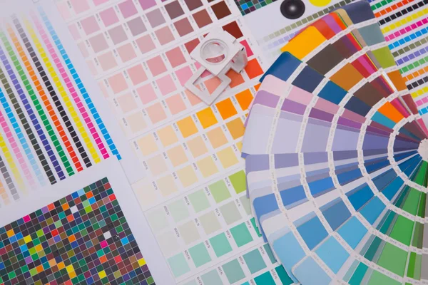 Renk yönetimine basın. Cmyk çizgili hoparlör ve renk paletleri. Ticari baskı.