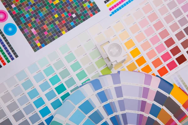 Renk yönetimine basın. Cmyk çizgili hoparlör ve renk paletleri. Ticari baskı.