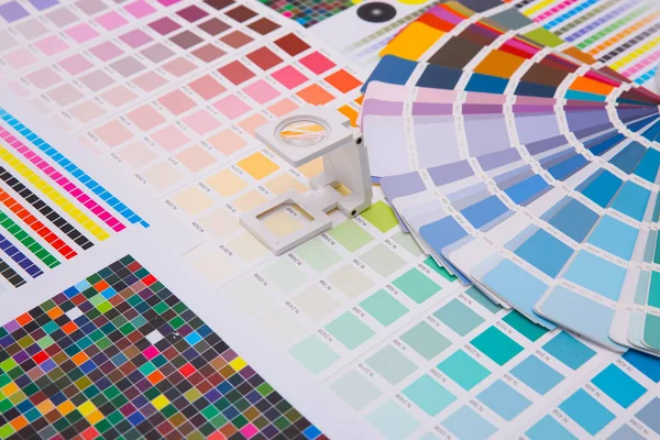Renk yönetimine basın. Cmyk çizgili hoparlör ve renk paletleri. Ticari baskı.