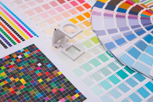 Renk yönetimine basın. Cmyk çizgili hoparlör ve renk paletleri. Ticari baskı.