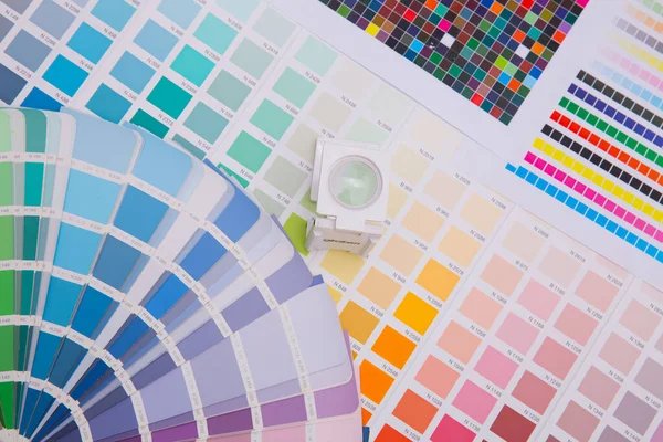 Renk yönetimine basın. Cmyk çizgili hoparlör ve renk paletleri. Ticari baskı.