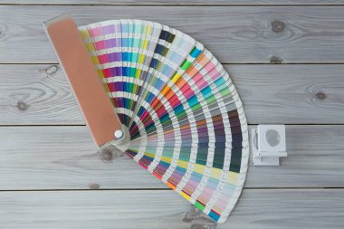 Renk yönetimine basın. Ahşap arka planda Cmyk çizgili hoparlör ve renk paleti.