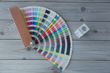 Renk yönetimine basın. Ahşap arka planda Cmyk çizgili hoparlör ve renk paleti.