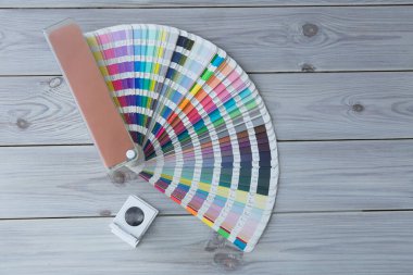 Renk yönetimine basın. Ahşap arka planda Cmyk çizgili hoparlör ve renk paleti.