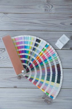 Renk yönetimine basın. Ahşap arka planda Cmyk çizgili hoparlör ve renk paleti.