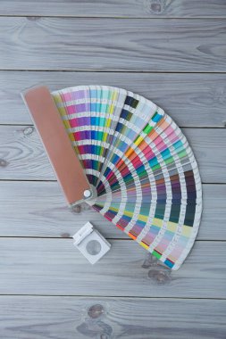 Renk yönetimine basın. Ahşap arka planda Cmyk çizgili hoparlör ve renk paleti.