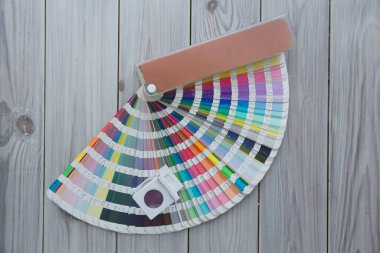 Renk yönetimine basın. Ahşap arka planda Cmyk çizgili hoparlör ve renk paleti.