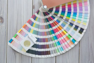 Renk yönetimine basın. Ahşap arka planda Cmyk çizgili hoparlör ve renk paleti.