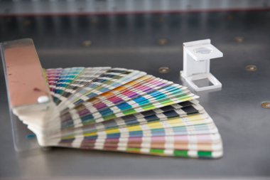 Renk yönetimine basın. Cmyk çizgili hoparlör ve renk paleti giyotin kesicide.