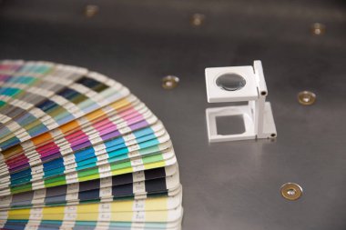 Renk yönetimine basın. Cmyk çizgili hoparlör ve renk paleti giyotin kesicide.