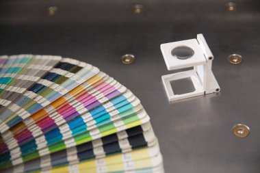 Renk yönetimine basın. Cmyk çizgili hoparlör ve renk paleti giyotin kesicide.