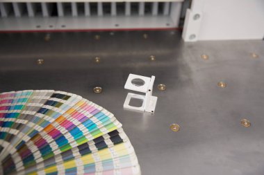 Renk yönetimine basın. Cmyk çizgili hoparlör ve renk paleti giyotin kesicide.