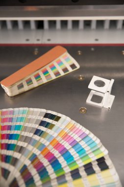 Renk yönetimine basın. Cmyk çizgili hoparlör ve renk paleti giyotin kesicide.